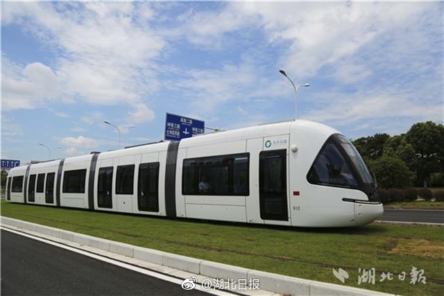 光谷有軌電車最新進展，電車上的家庭溫馨之旅與友情交織的旅程