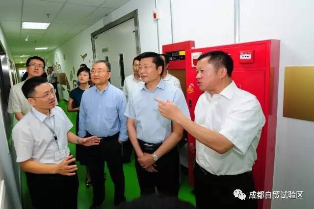 成都市委常委吳凱探索小巷獨(dú)特風(fēng)味，城市細(xì)微之處的魅力探索