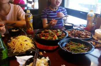 最新石鍋菜主題餐廳，勵志美食盛宴，融合自信、成就與味蕾享受